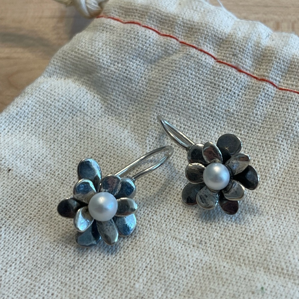 Darling daisy earrings - sterling silver and pearl. 🌼
